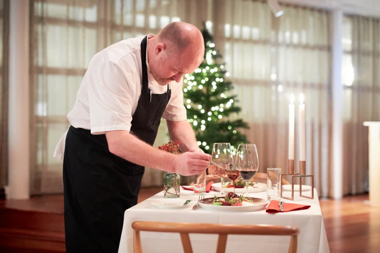 Køkkenchef serverer i Restaurant Holger