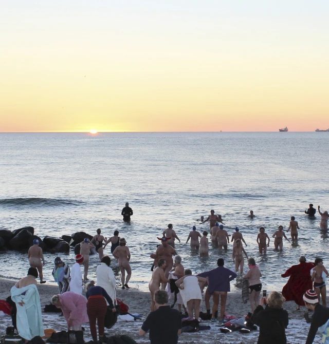 Vinterbadere i havet i Skagen