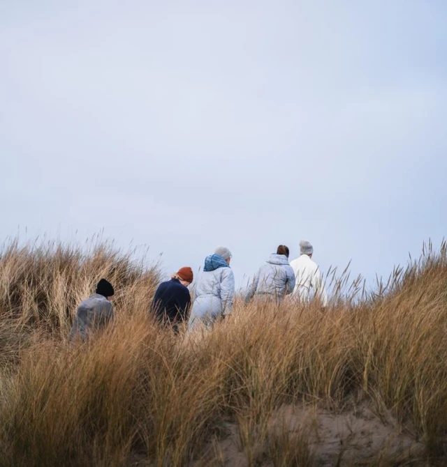 Glade vinterbadere på vej i havet under Skagen Vinterbaderfestival
