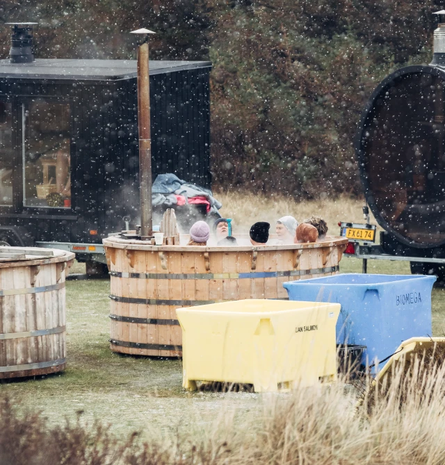Vinterbadere varmer sig i vildmarksbad under festivalen i Skagen